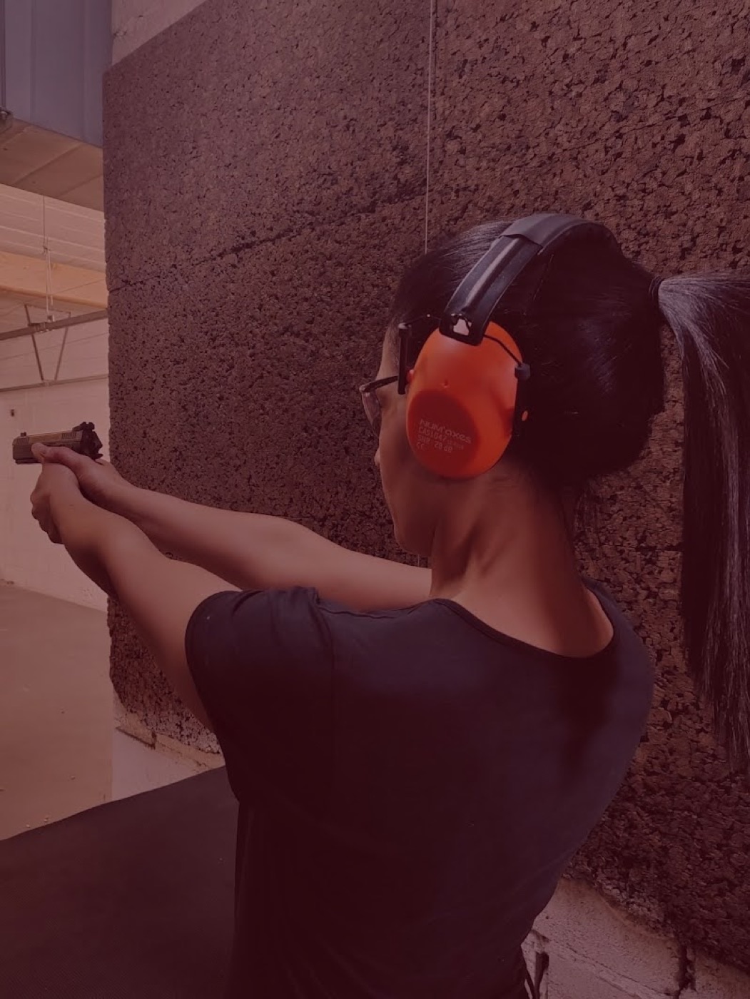 Moniteur accompagnant un tireur sur le stand du Gun Club